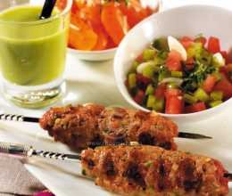 Brochettes de kefta, salades de légumes et velouté de petits pois